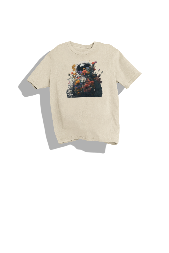 Astronauta en Campo de Flores  Tee Camiseta Beige Diseño Astronauta LanderStudio Streetstyle