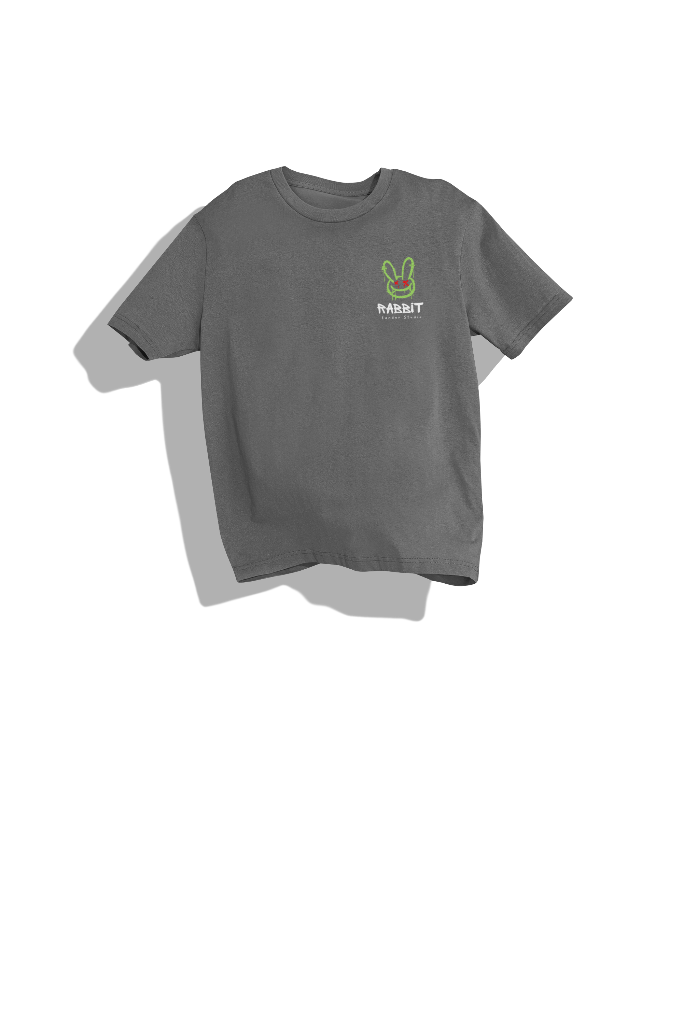 Camiseta gris con logo de un conejo verde color neo en tendencia para outfits o modas urbanas