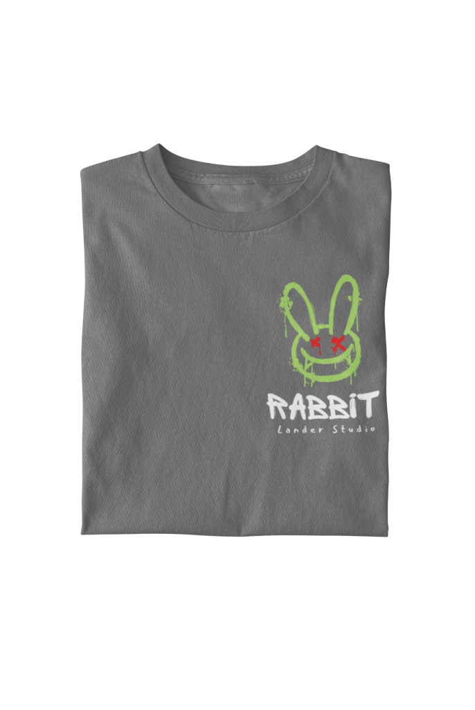 Camiseta gris doblada con diseño de rabbit de lander studio color verde con los ojos tachados en rojos